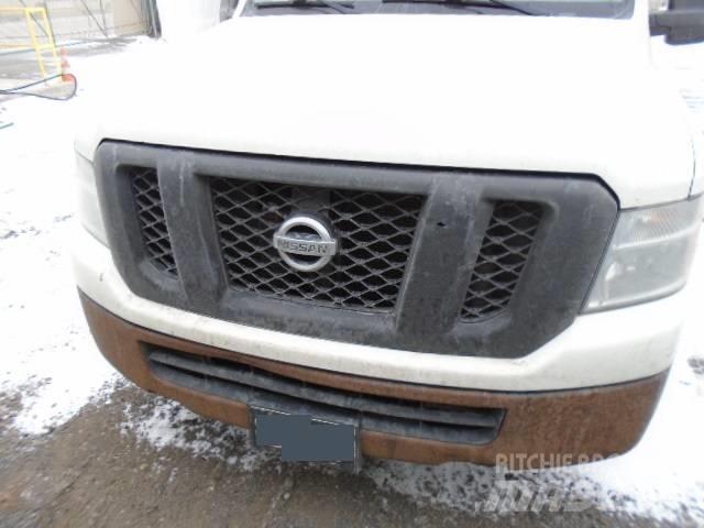 Nissan NV2500HD Tovornjaki zabojniki