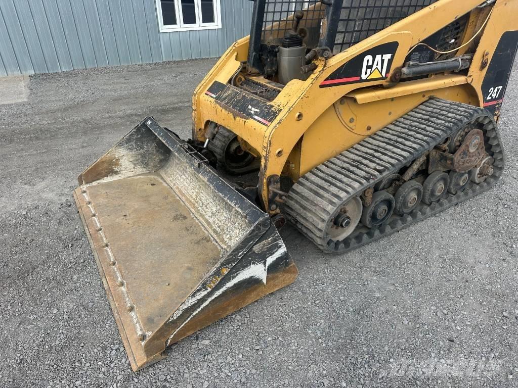 CAT 247 Skid steer mini nakladalci