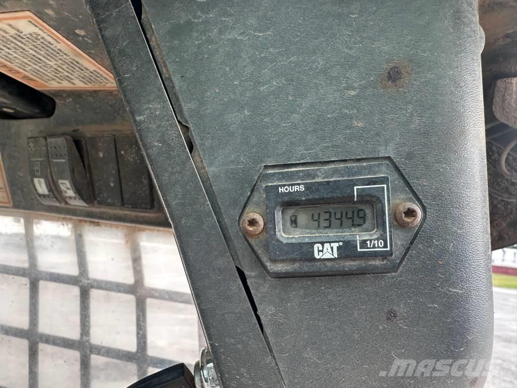 CAT 247 Skid steer mini nakladalci