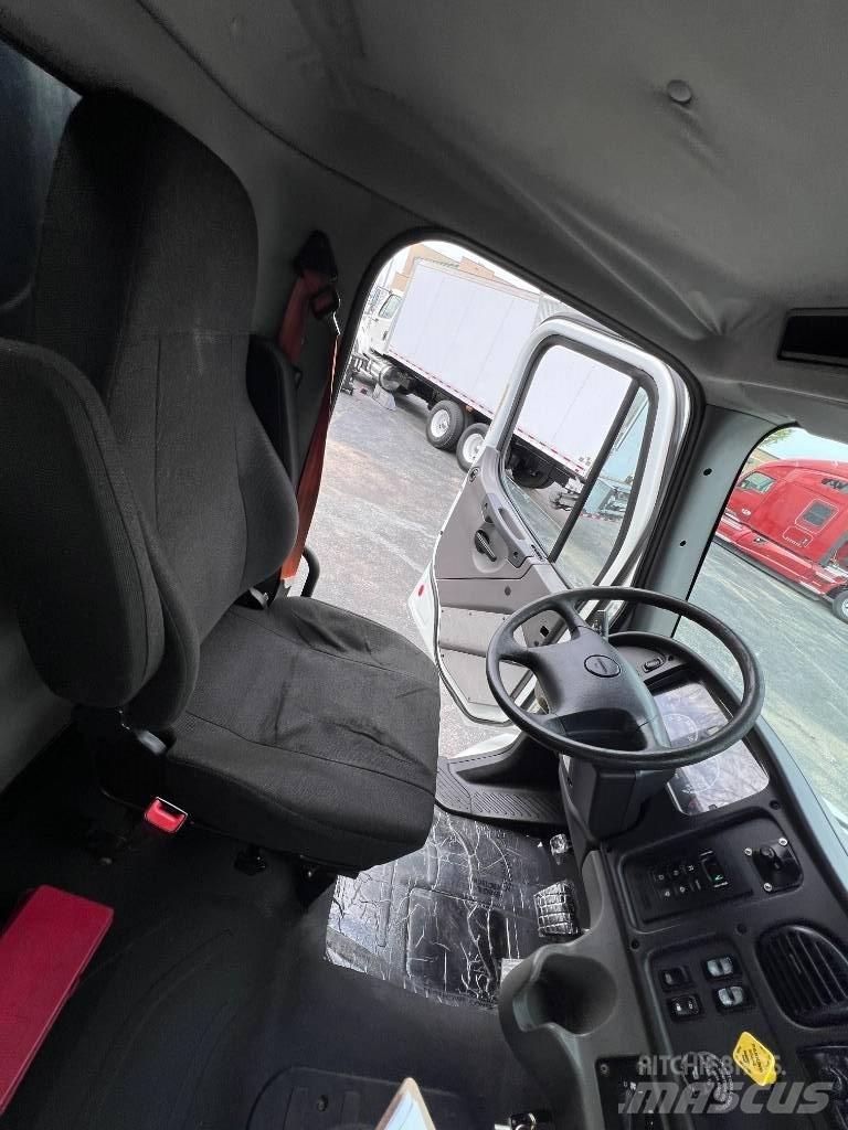 Freightliner M 106 Tovornjaki s kesonom/platojem