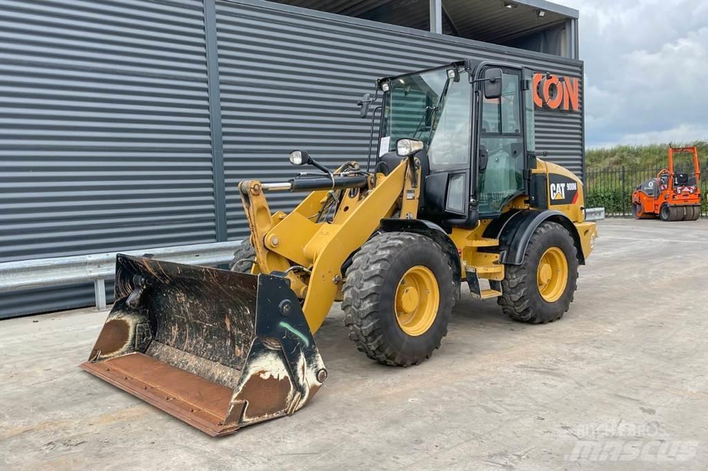 CAT 908M Kolesni nakladalci