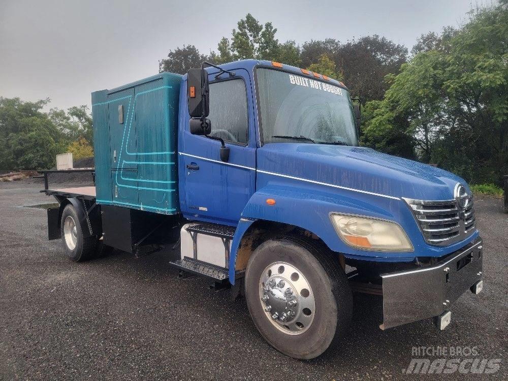 Hino 338 Tovornjaki s kesonom/platojem