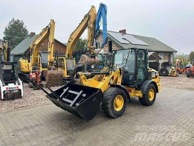 CAT  906M Kolesni nakladalci
