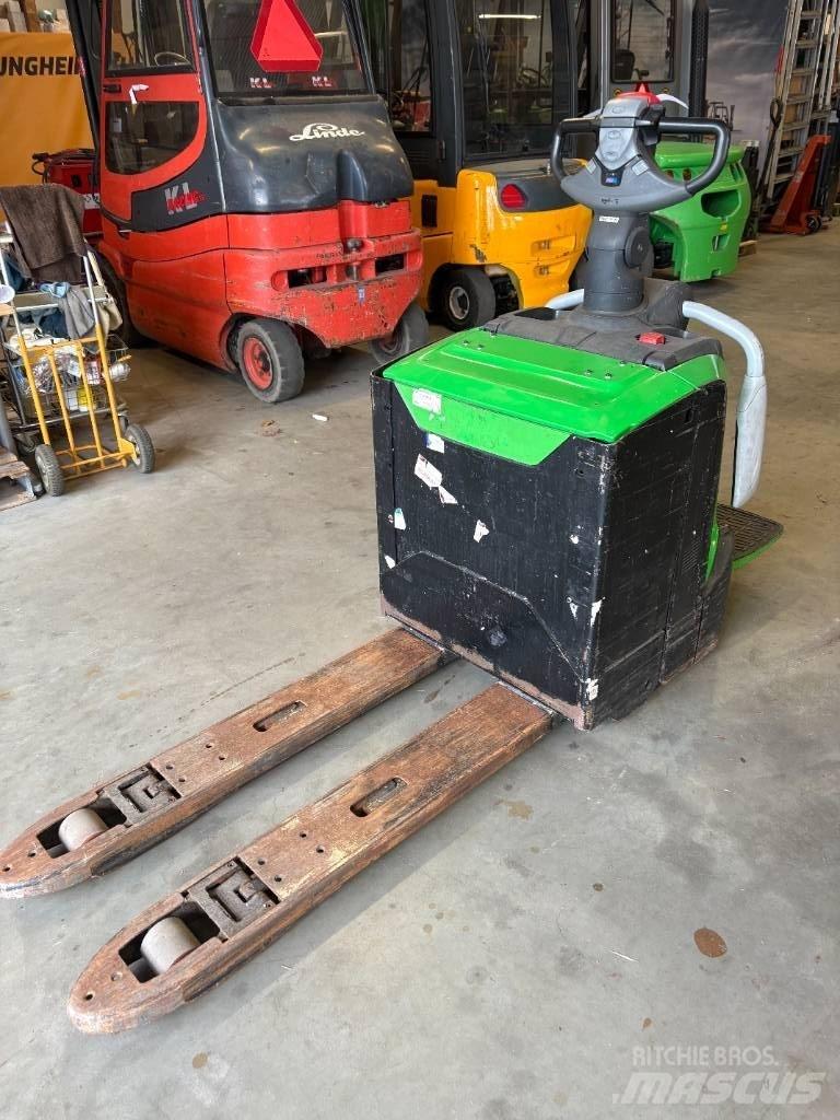 Cesab P322 Električni nizko dvižni viličar s stojiščem