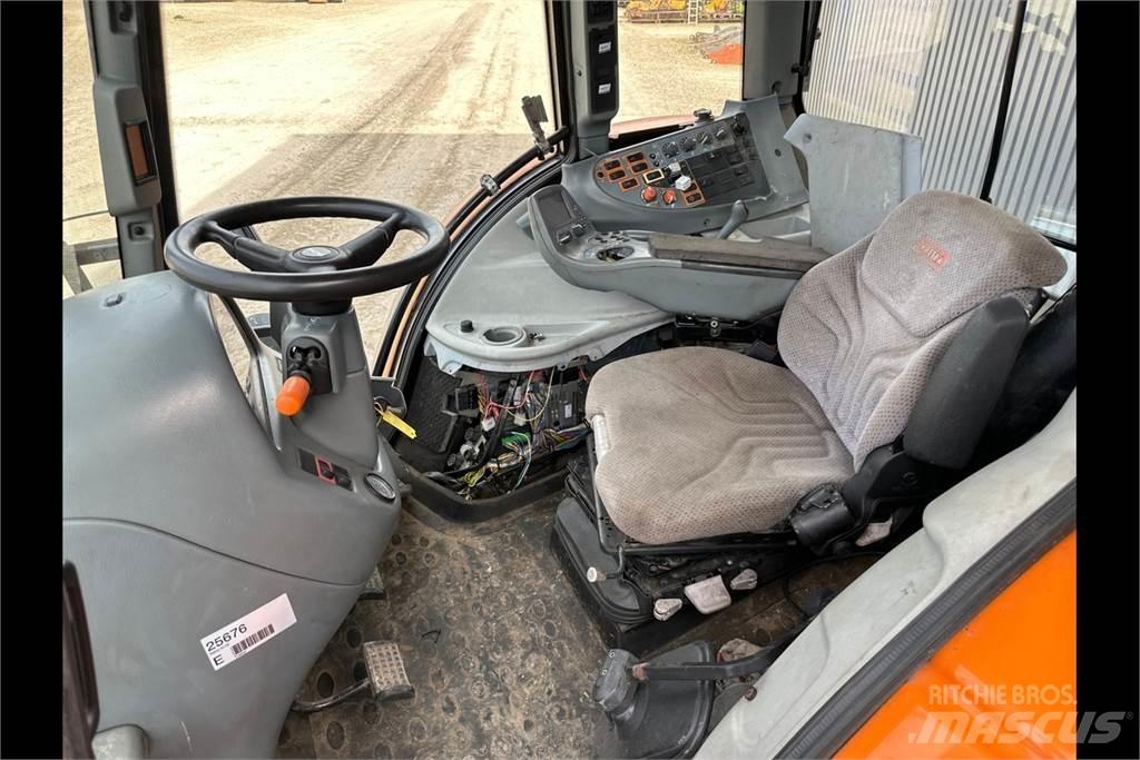 Valtra N142 Traktorji