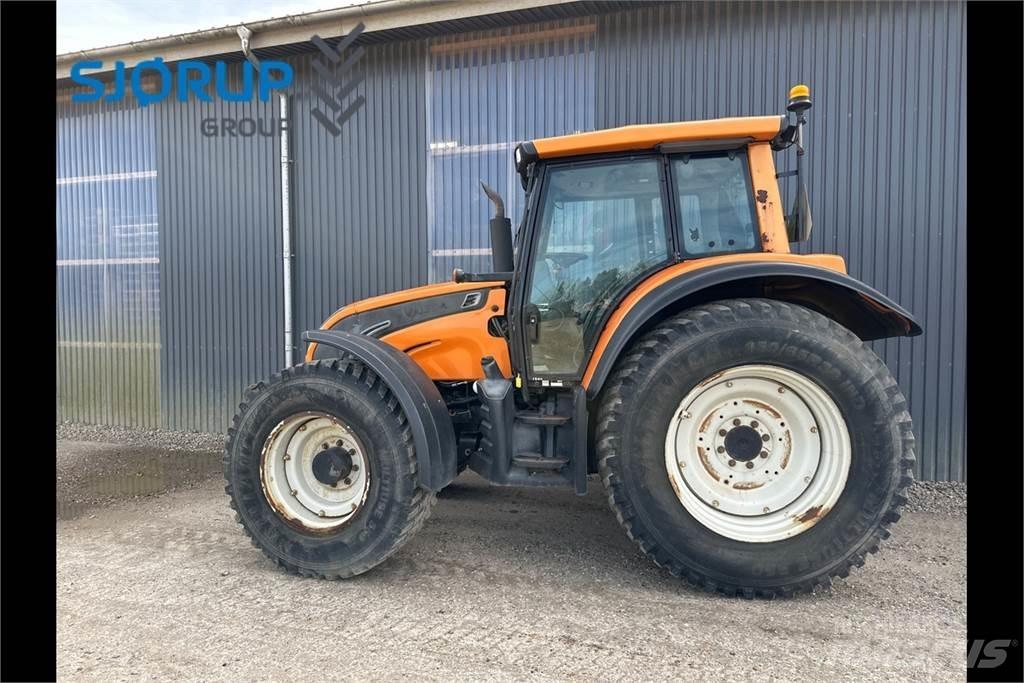 Valtra N142 Traktorji