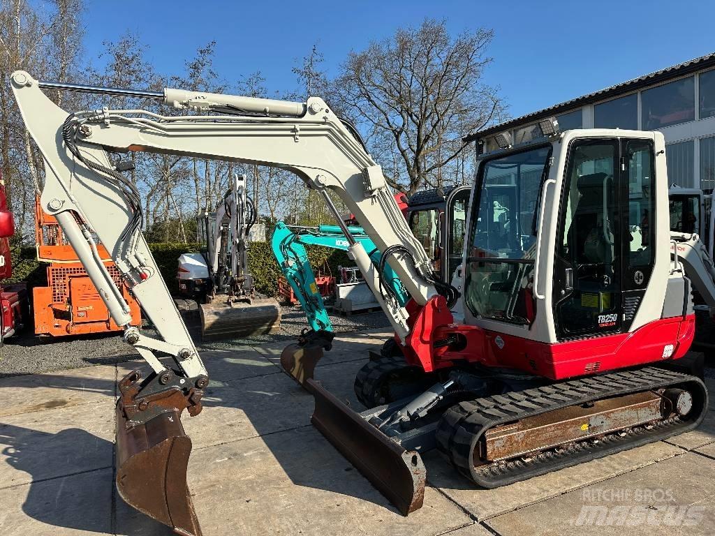 Takeuchi TB250 Mini bagri <7t