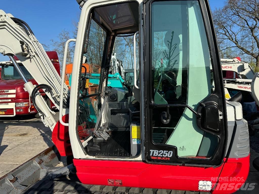 Takeuchi TB250 Mini bagri <7t