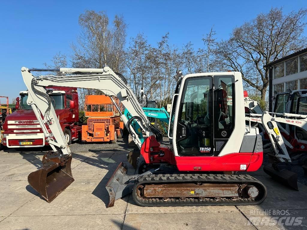 Takeuchi TB250 Mini bagri <7t