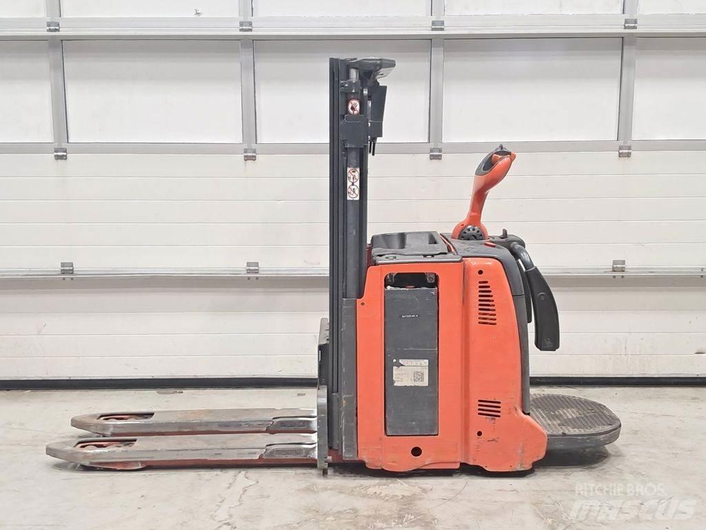 Linde D12 AP Ročni električni viličar