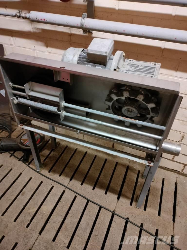 Pellon kuivaruokkija Hranilnice živine