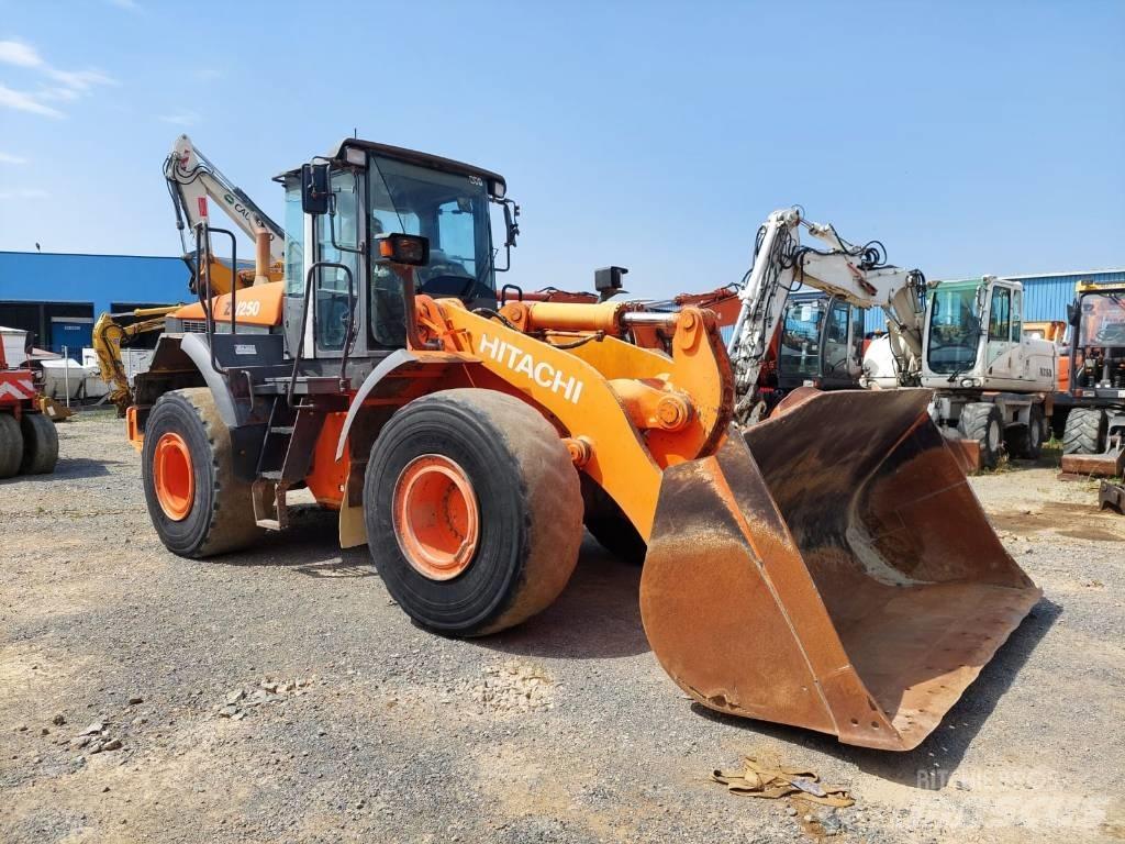 Hitachi ZW250 Kolesni nakladalci