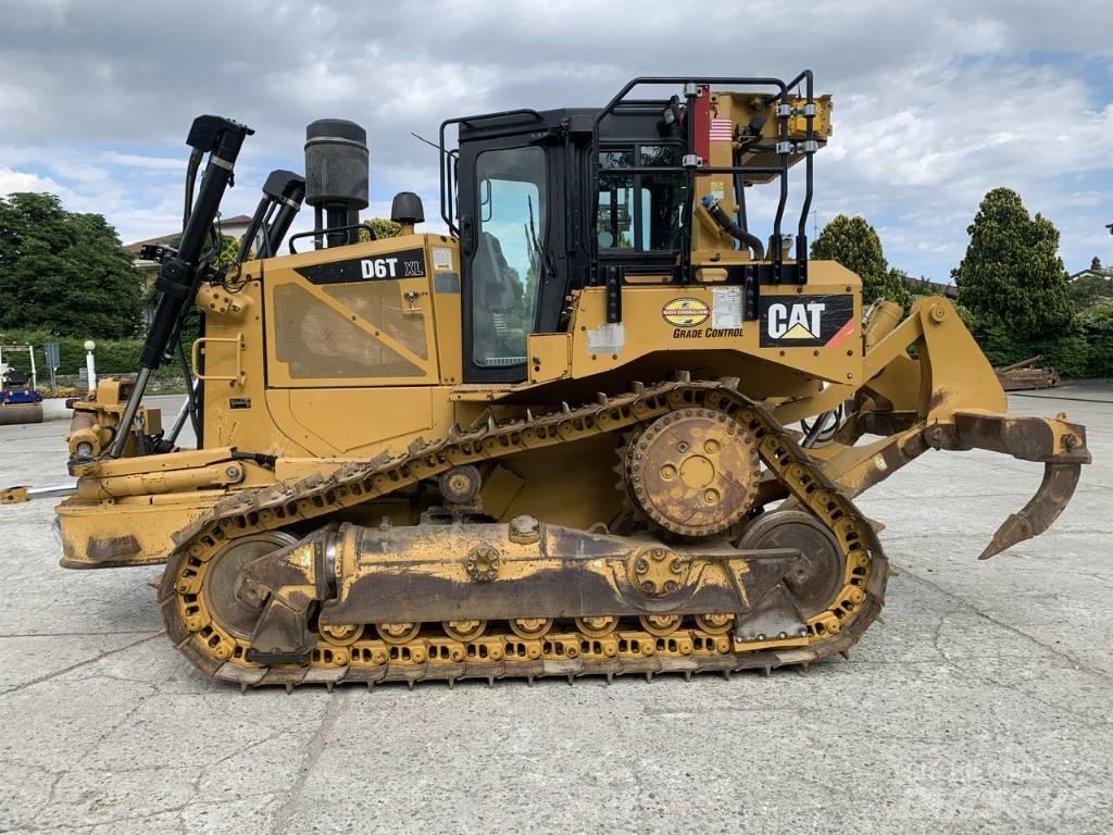 CAT D 6 T XLVP Buldožerji goseničarji