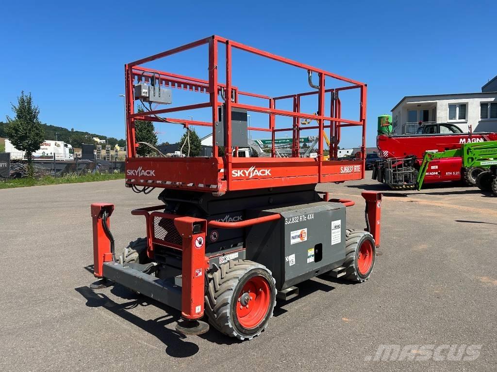 SkyJack SJ 6832 RTE Škarjaste dvižne ploščadi