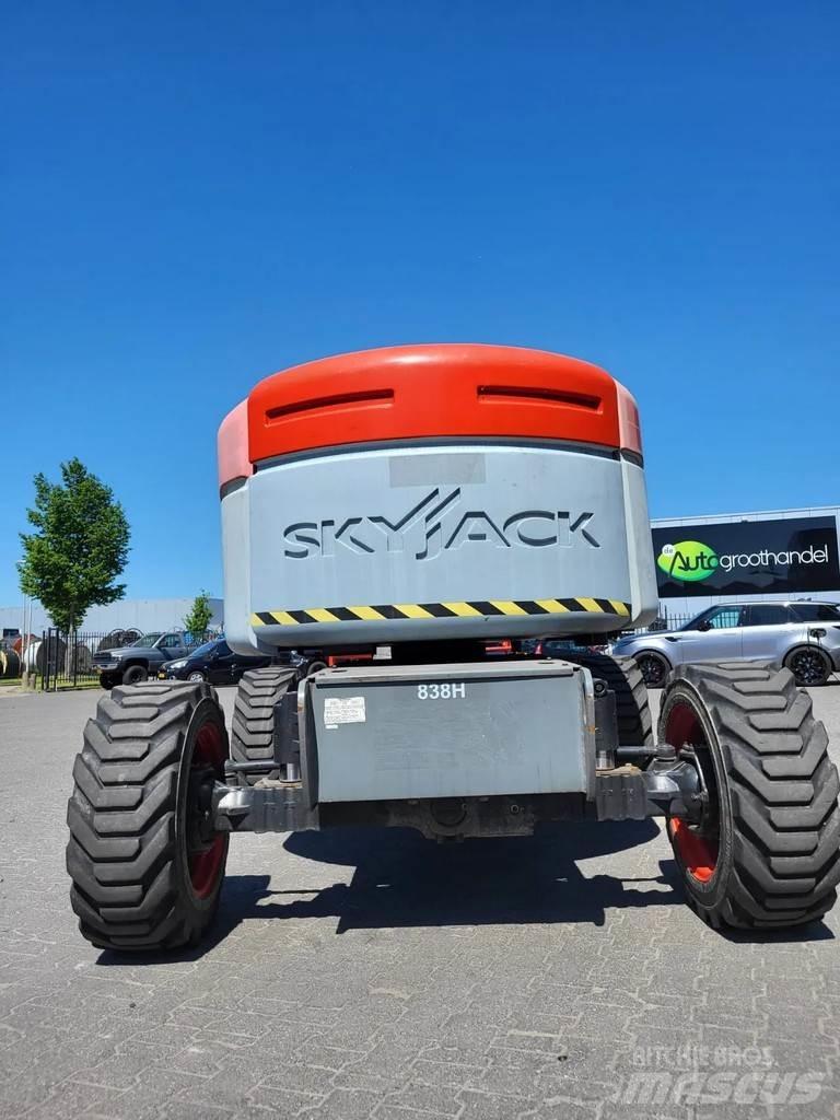 SkyJack SJ 46AJ Zglobne dvižne ploščadi