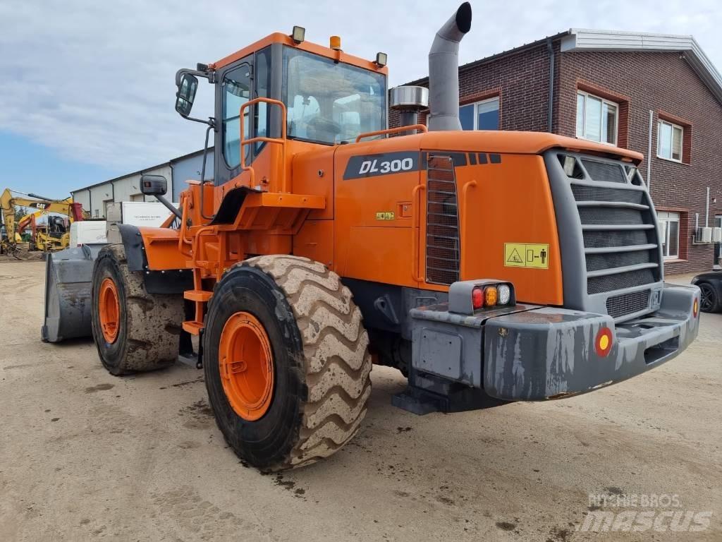 Doosan DL 300 Kolesni nakladalci