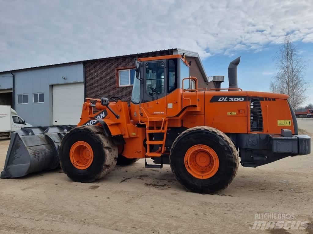 Doosan DL 300 Kolesni nakladalci