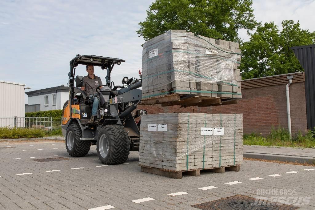 GiANT G2700 Xtra HD Skid steer mini nakladalci