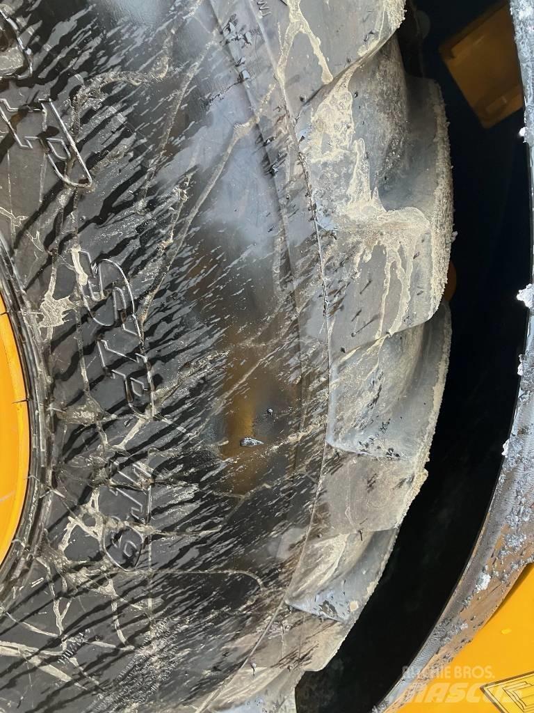 JCB 409 Kolesni nakladalci