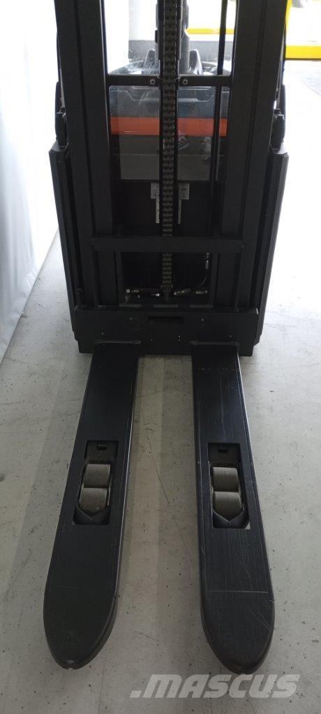 Toyota SPE160L Samopogonski ročni viličarji