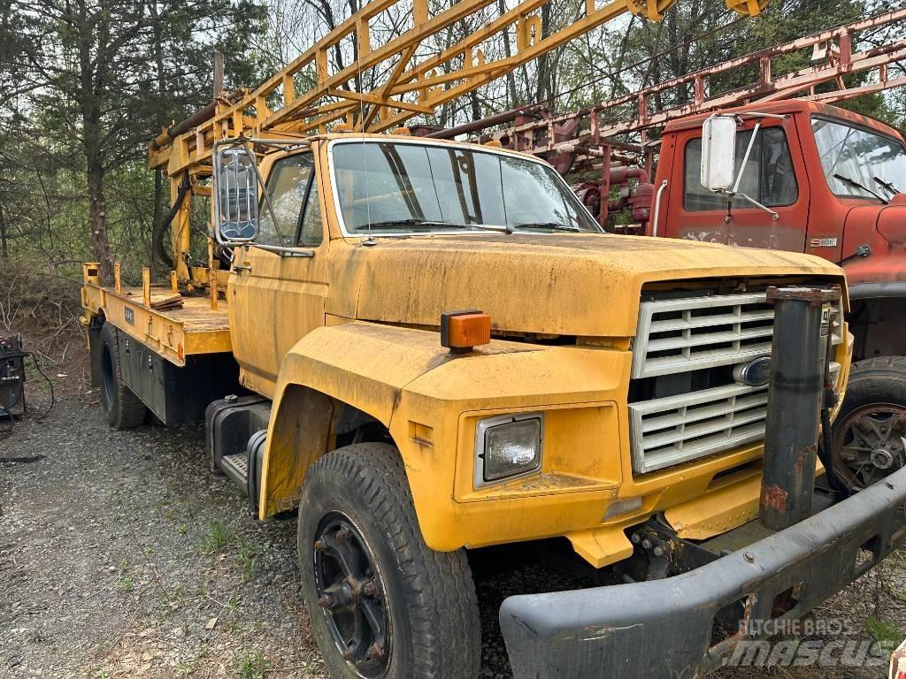 Ford F 700 Tovornjaki s kesonom/platojem