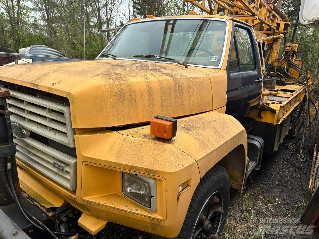 Ford F 700 Tovornjaki s kesonom/platojem