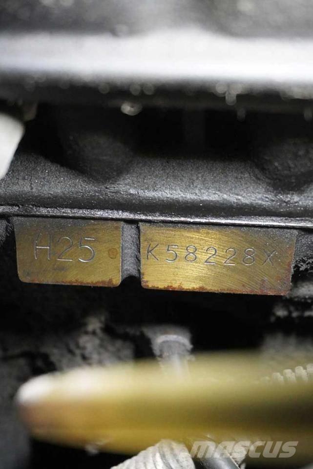 Nissan UGD02 A 32 PQ Plinski viličarji