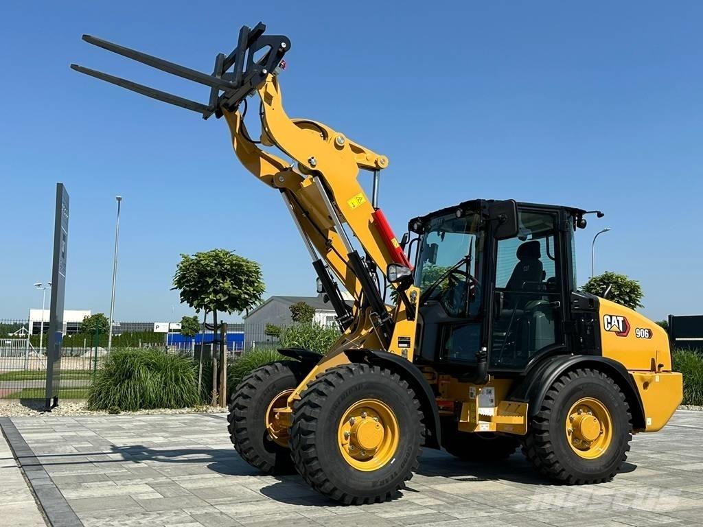 CAT 906 Kolesni nakladalci