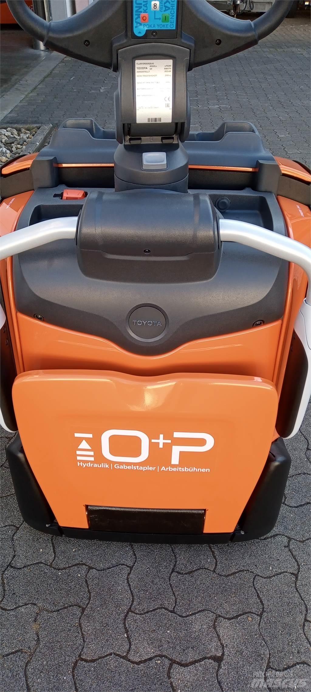 Toyota LPE200 Električni nizko dvižni viličar