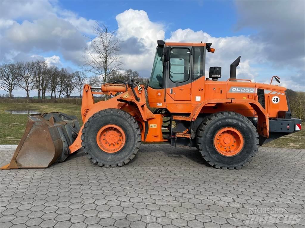 Doosan DL250 Kolesni nakladalci