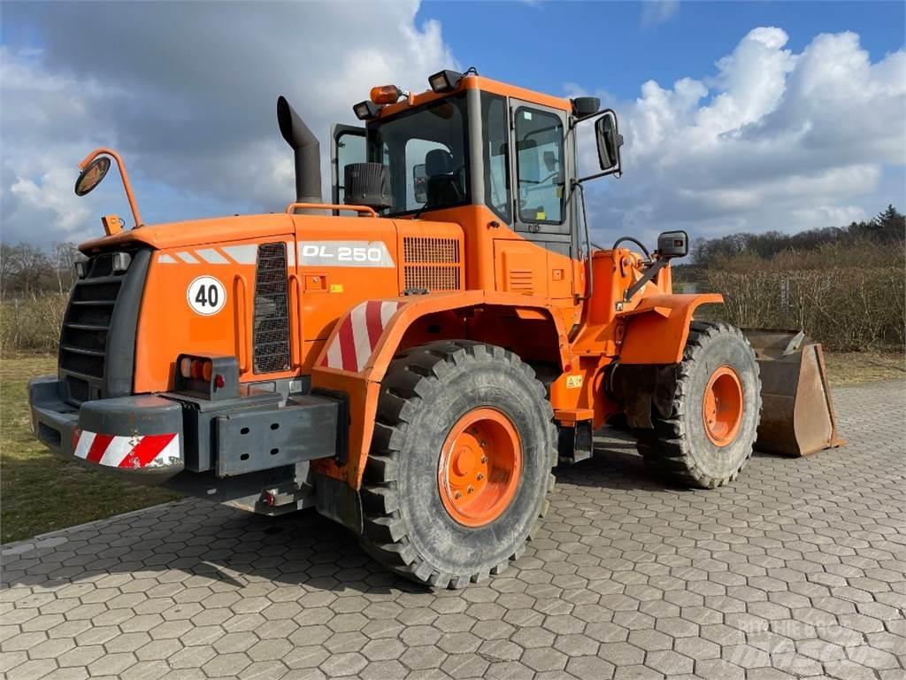 Doosan DL250 Kolesni nakladalci