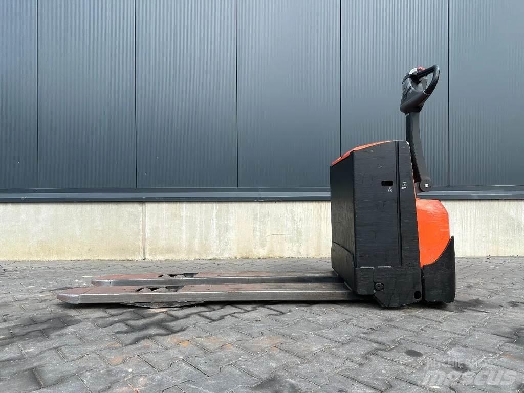 BT LWE180 Ročni električni viličar