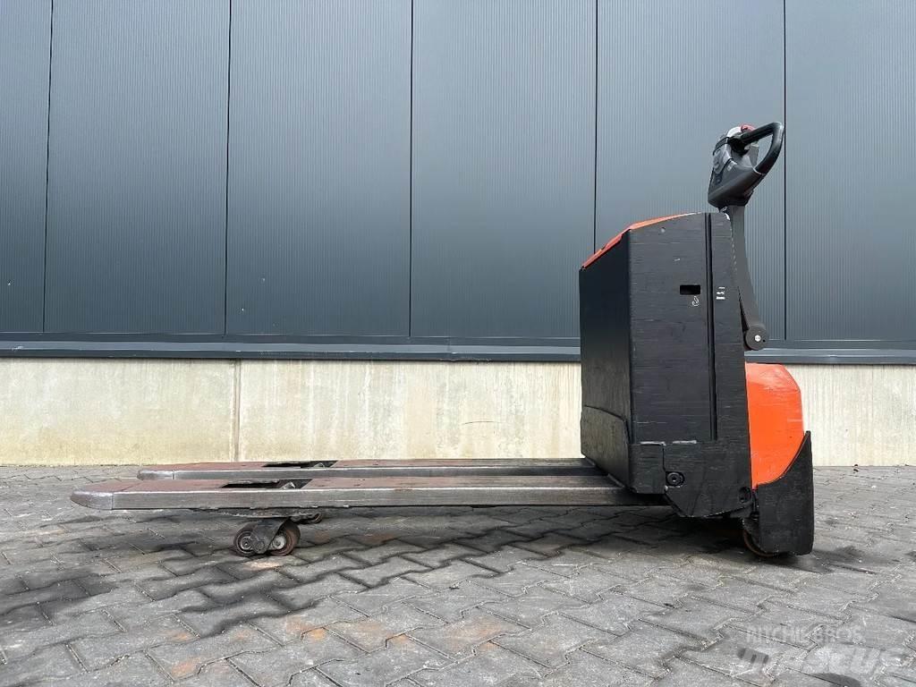BT LWE180 Ročni električni viličar