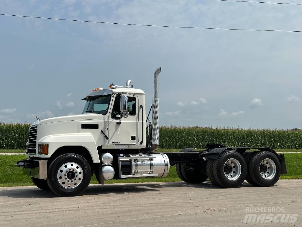Mack Pinnacle 64ft Vlačilci