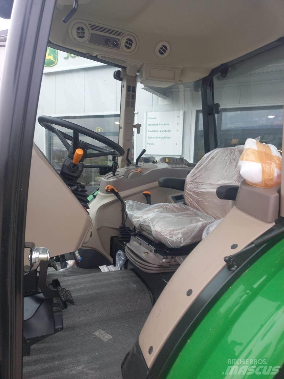 John Deere 5067E Traktorji