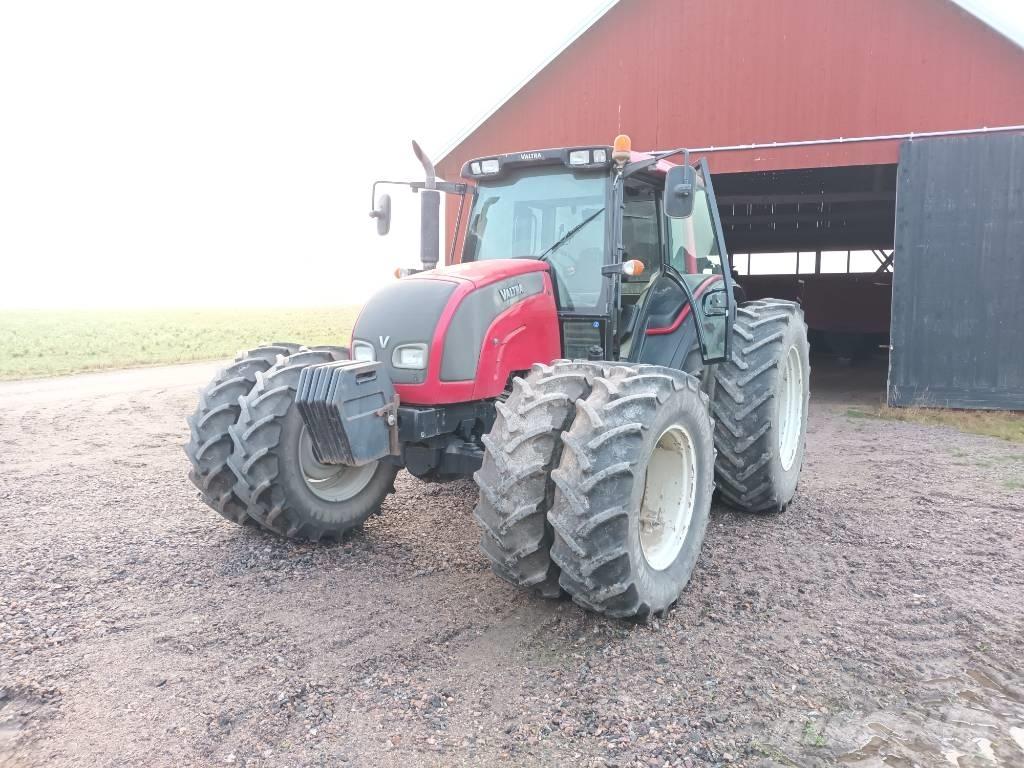 Valtra N 141 Traktorji