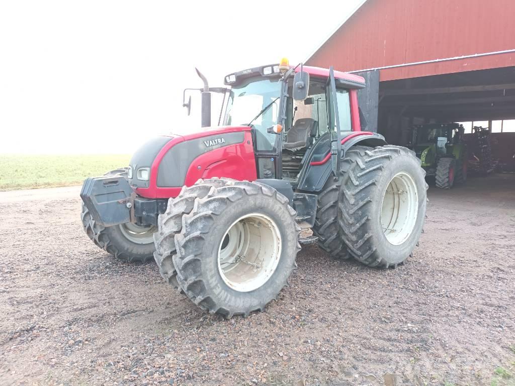 Valtra N 141 Traktorji