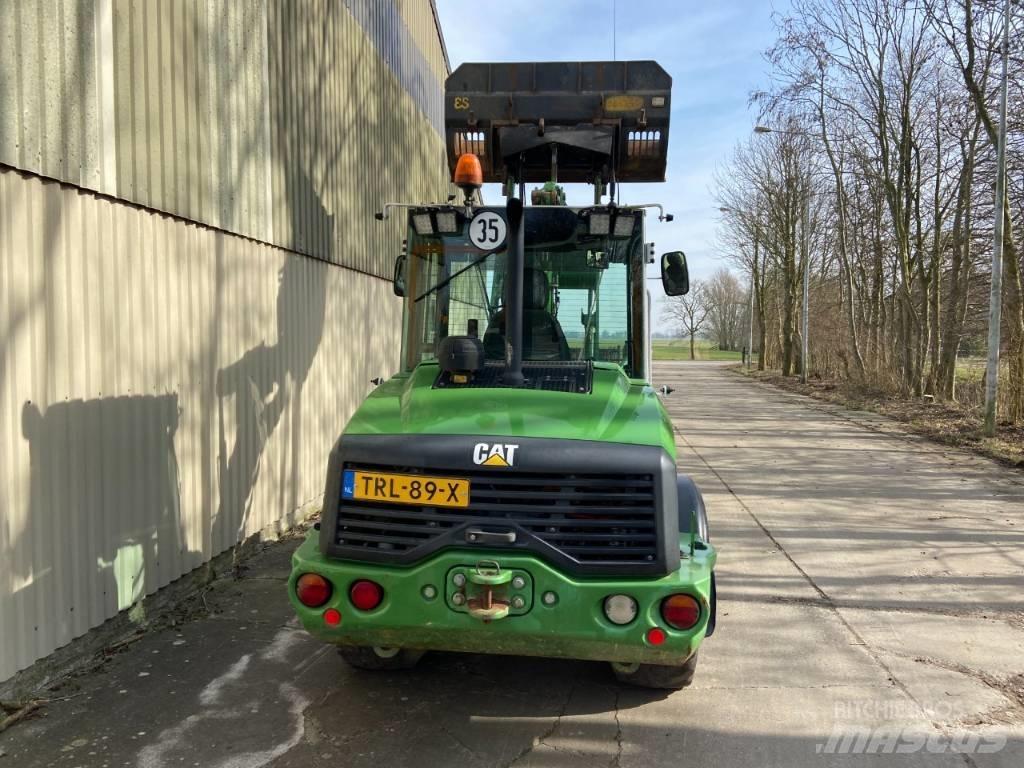 CAT 906M Kolesni nakladalci
