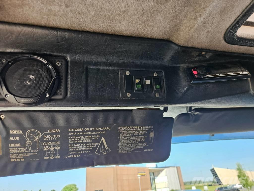 Sisu SM300 8X2 Tovornjaki za prevoz gozdnih strojev