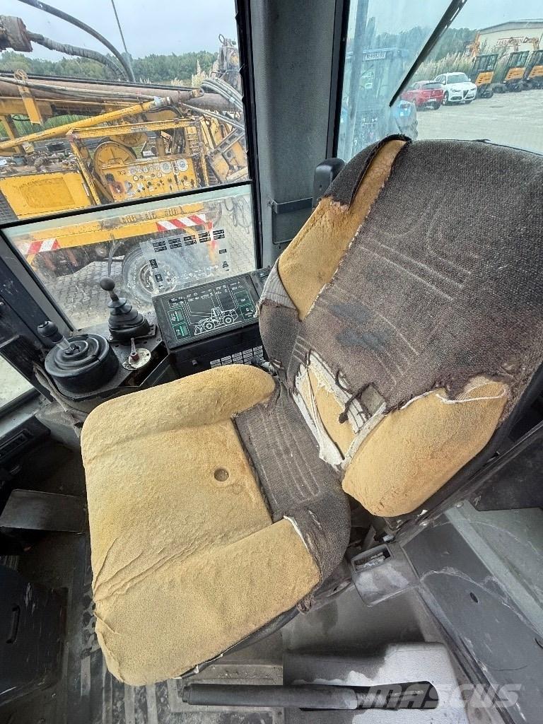CASE 821 B Kolesni nakladalci