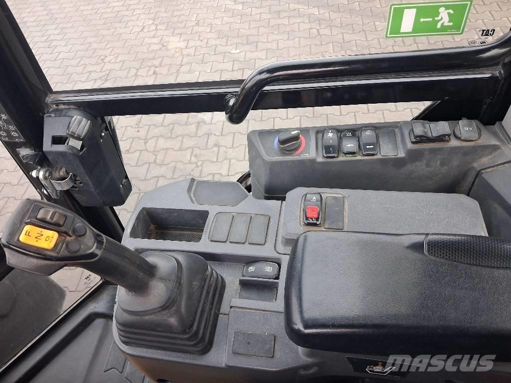 CAT 906 Kolesni nakladalci