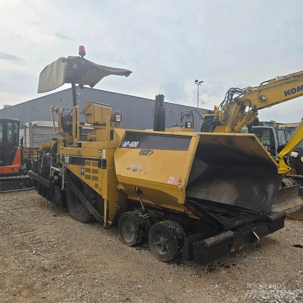 CAT AP600 Asfaltni finišerji