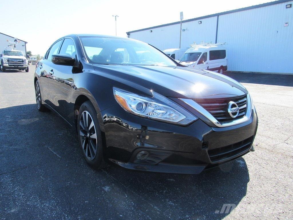 Nissan Altima Avtomobili