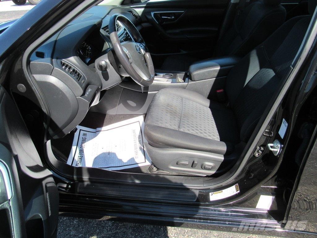 Nissan Altima Avtomobili