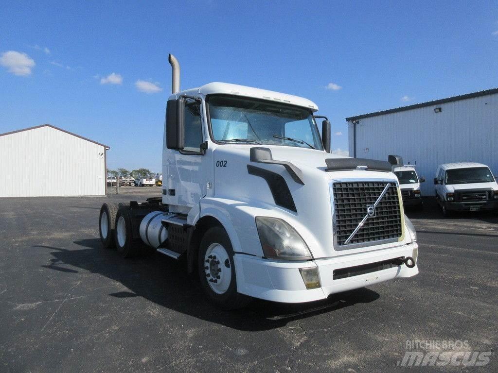 Volvo VNL64 Tovornjaki s kesonom/platojem