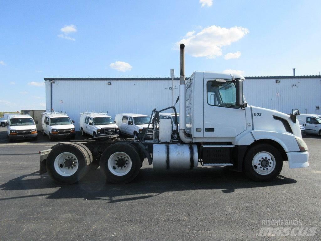 Volvo VNL64 Tovornjaki s kesonom/platojem