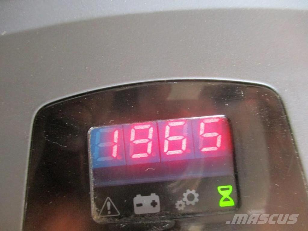 Toyota LPE200 Električni nizko dvižni viličar s stojiščem