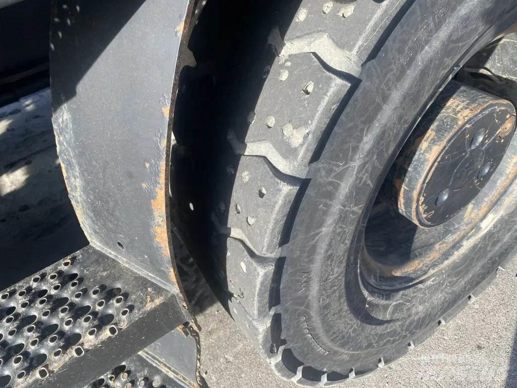 CAT M318F Bagri na kolesih