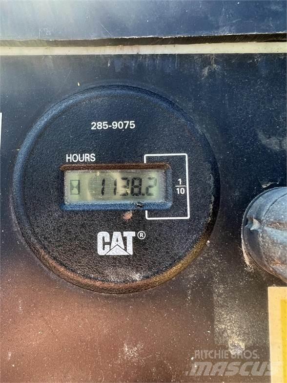 CAT PS-150B Kolesni valjarji s pnevmatikami