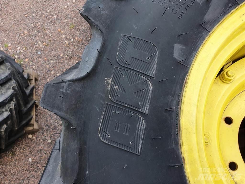BKT 320/85R20 x2 Gume, kolesa in platišča